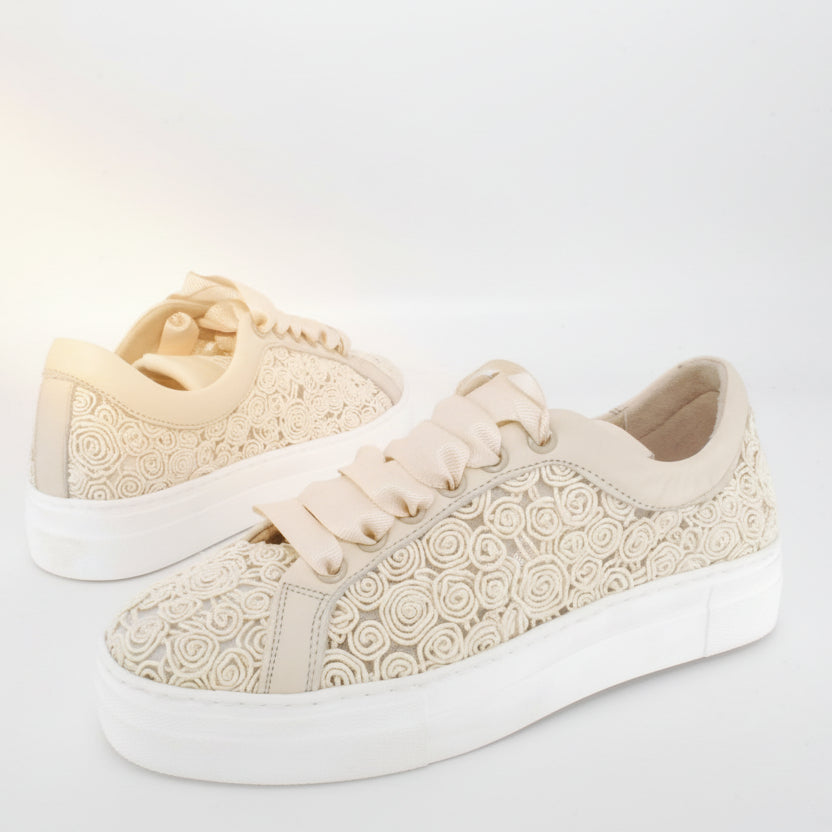 Sneakers Step in tessuto fodera e soletta in pelle, tallone in pelle, allacciatura frontale, suola in gomma, 30 mm.